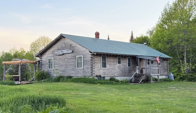 Cozy 3-bedroom rustic lodge in Island Falls perfect for your getaway