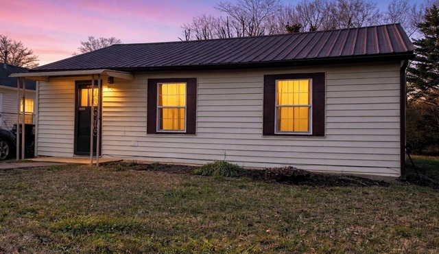 Cozy 3BR Home, Patio + Firepit, Sleeps 6