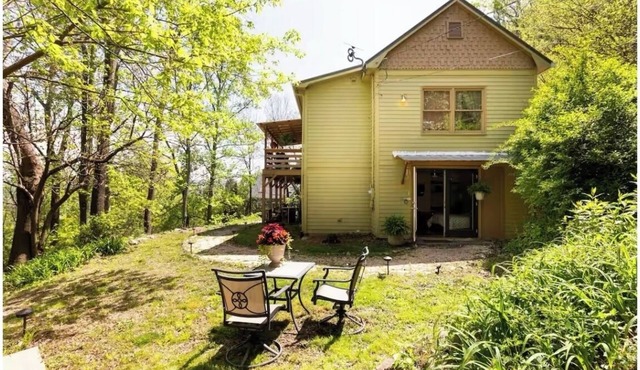 Cozy Cave 5 minutes to DOWNTOWN with Garden and Mountain View’s