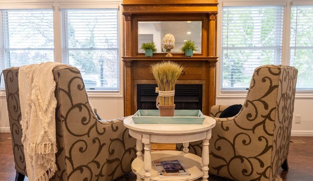Cozy farmhouse near Mountains: Free Ski Rental, Large Deck, ideal location for outdoor exploration!