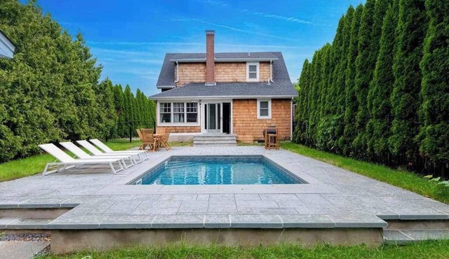 Cozy Greenport Cottage