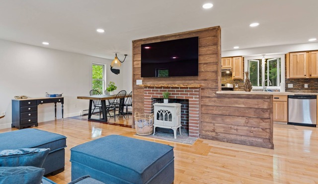 Cozy home 1mi. to beaches/shops/dining, Hot tub, big PATIO, Pvt yard, fire pit