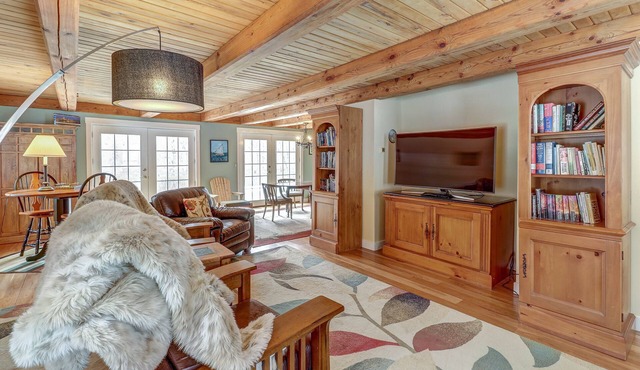 Cozy home w/great deck, jetted tub & fireplace - watch the leaves change