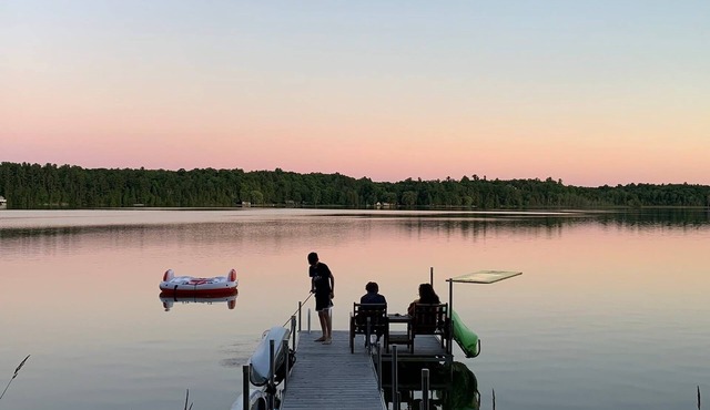 Cozy Lakefront Cottage on Quiet Family Friendly Lake!