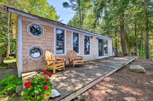 Cozy Lakefront Madison Cabin w/Dock & Kayaks