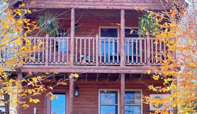 Cozy Log Cabin, Sleeps 6, Pet Friendly!