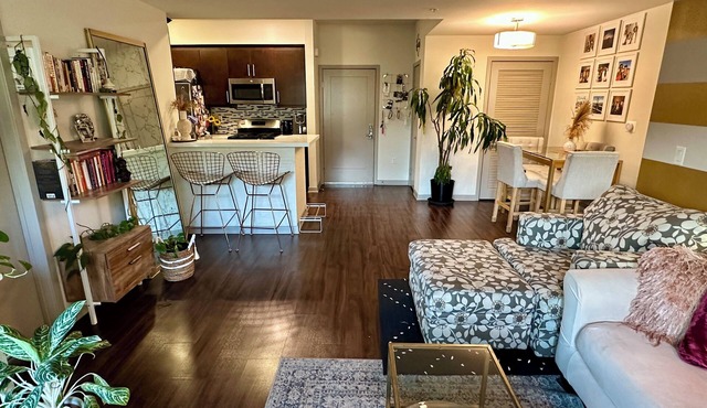 Cozy NOHO Arts District Retreat w/Pool & Jacuzzi