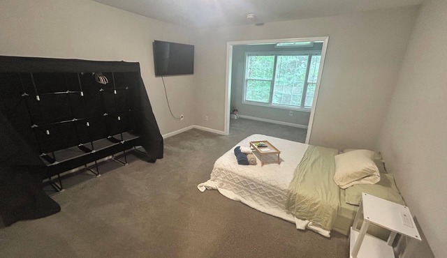 Cozy private room for solo travelers, couples and single-parents.
