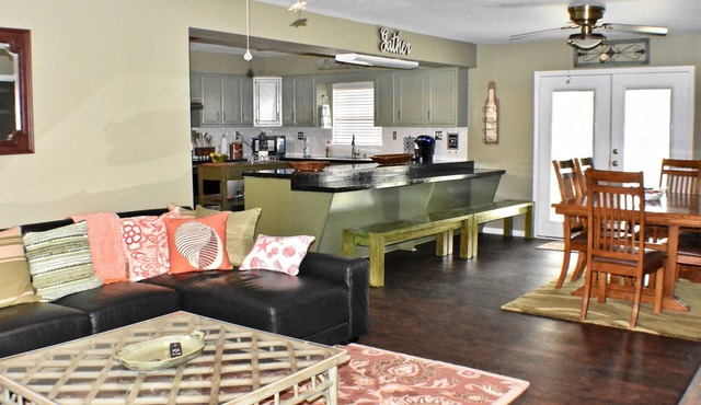 CREEKFRONT HOME, LIGHTED PIER, FENCED YARD in Sargent