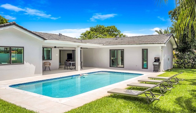 Daily/Monthly Stay: New home 4BD w/a private pool & BBQ. 15 mins to beaches!