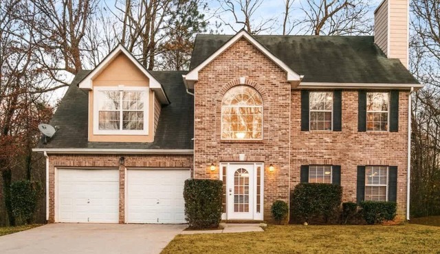 Decatur home with deck, sleeps 10
