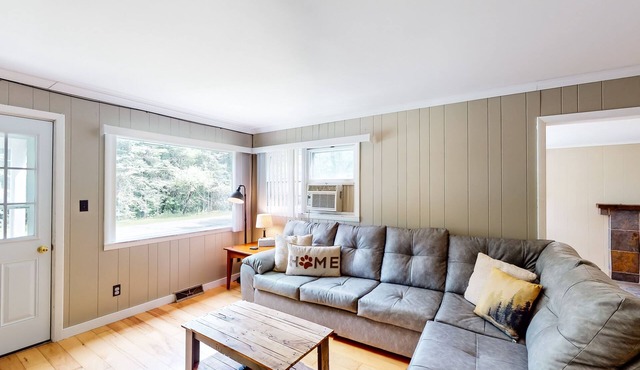 Dog-friendly cottage with a wood stove, washer/dryer, firepit, & large yard