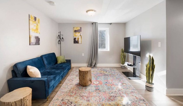 Downtown 2BD Unit | Sleeps 4 | Short or Long Term