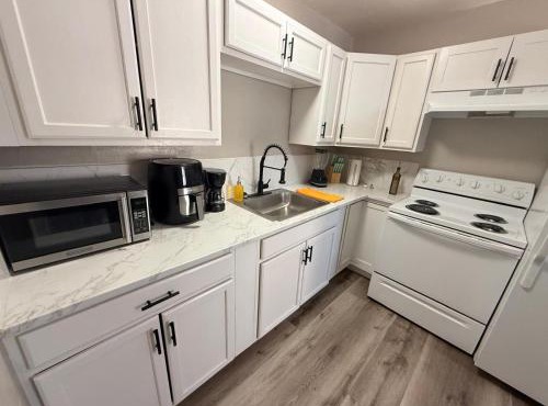 Downtown Apt 5 Min Walk to Downtown - Free Parking