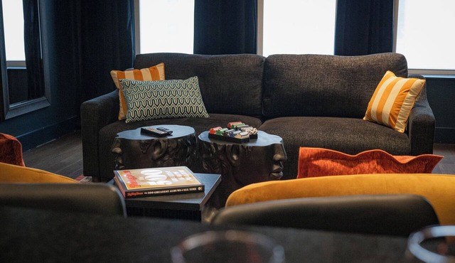 Downtown Loft in the HEART of Music City. Closet to Broadway & Printers Alley