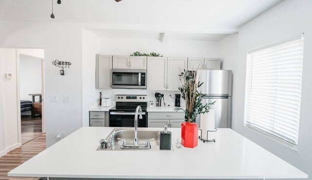 Downtown Vegas Escape, Clean Comfortable & Convenient 2