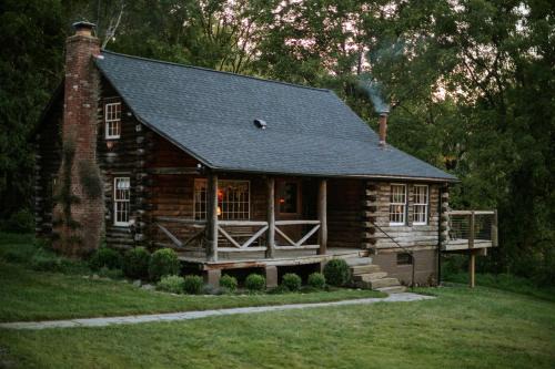 Duck Pond Lodge - Classic Log Charm with Private Hot Tub
