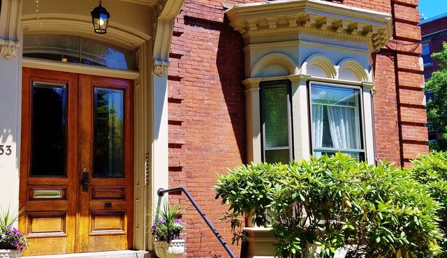Elegant, Sunny, 2 Bedroom Townhouse Apartment, in the Heart of Downtown Portland