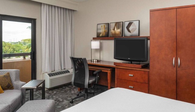 Elevate Your Miami Adventure! Pet-Friendly Stay Near Country Lake Park!