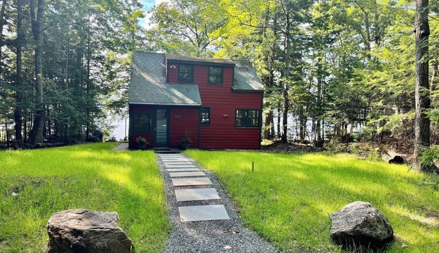 Enchanted Summer/Fall lakefront Cottage, 20 mins from downtown Portland!