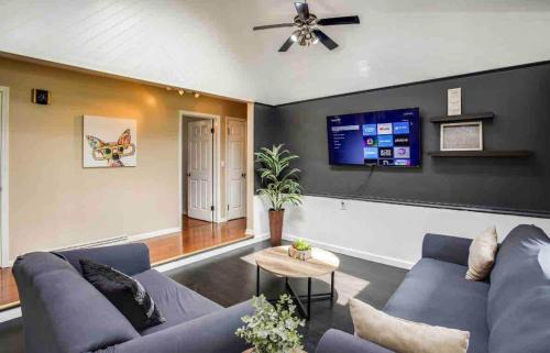 Enjoyable Home by Airport and Dwtn