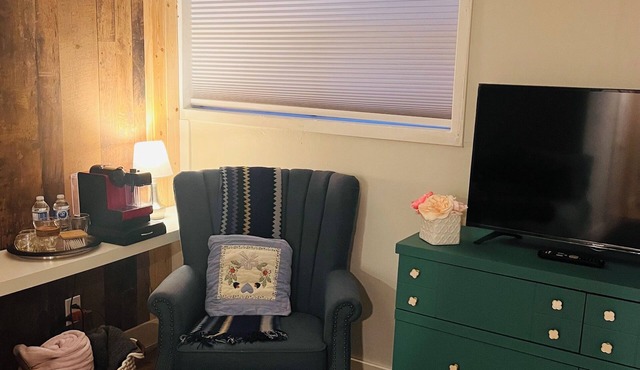Entire private studio, ensuite bath & free parking