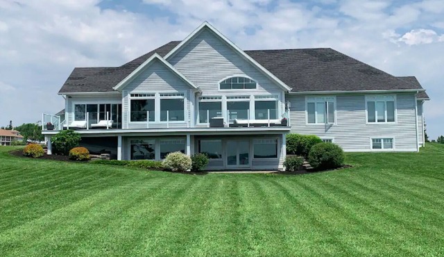 Executive Water Front Home With Steps To Water, 15 Mins to Downtown in Cornwall