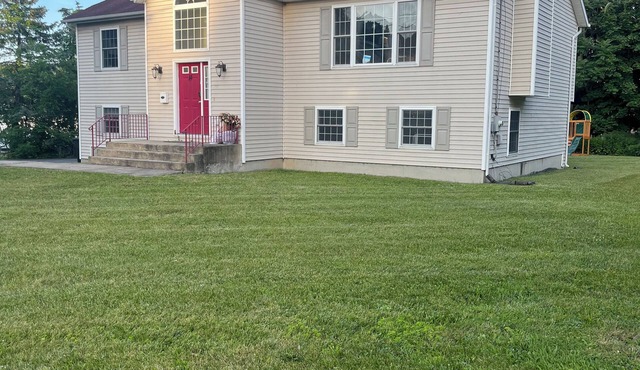 Experience luxury shopping paradise! 4-Bedroom Home & 7 mins to Woodbury Commons
