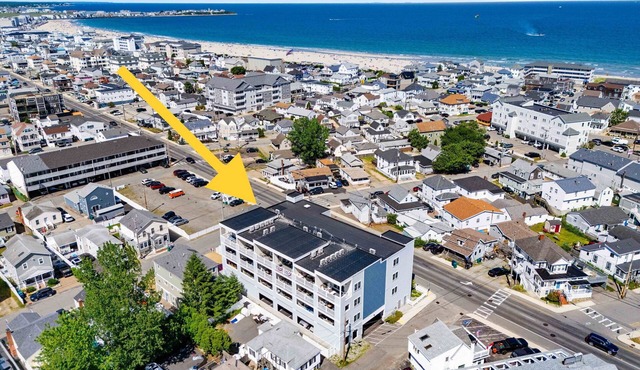 Experience modern luxury in this high-quality 1-bedroom condo. in Hampton