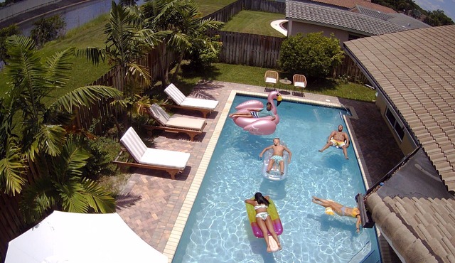 Family Retreat: Private Heated Pool, 2 King Beds, 3 full baths, Beach, BBQ, Golf