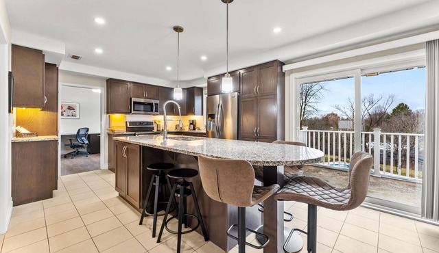 Five star equipped 4 bedroom plus pull out in bsmt, near lake, downtown/Queen's