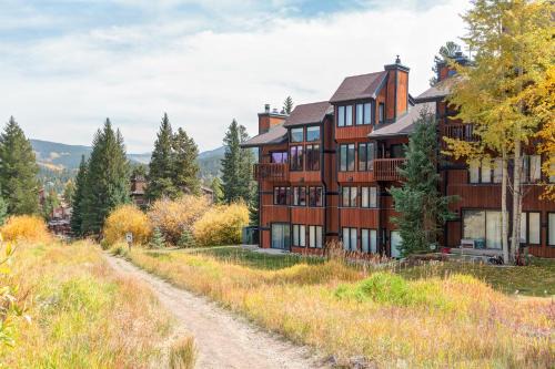 Four OClock Lodge #21 by Great Western Lodging