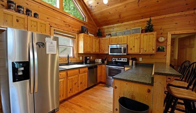Fully-Equipped Cabin Rental in Tennessee, Perfect for Large Group Glamping in the Mountains