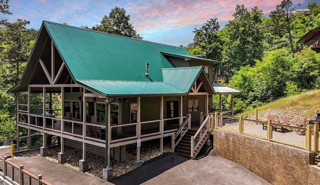 Gatlinburg Cabin | Mtn Views | Hot Tub | Theater