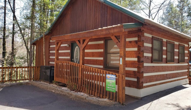 Gatlinburg | Pet Friendly | Hot Tub | Fireplace | Fire Pit | WiFi