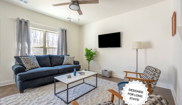 Gorgeous brand-new brick townhome by Old Hickory Lake. 3-min drive and 15-min walk to lake, boat rentals and water sport entertainment. 12-min drive to Nashville International Airport. Easy commute to Downtown Nashville, Grand Ole Opry, Opry Mills Ma