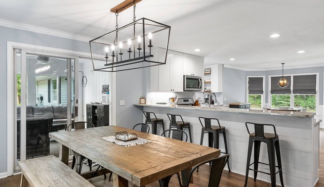 Gorgeous home in Harbor Springs with Hot tub!