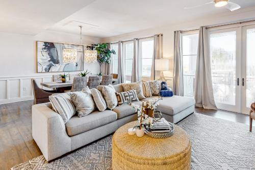 Gorgeous updated condo with balconies pool & great location near 30A in Watersound Beach