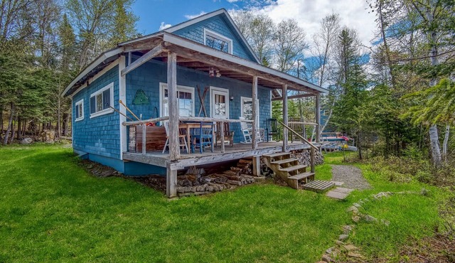 🐾Gray Wulff - This rustic dog friendly camp sits on the shore of Quimby Pond in Rangeley