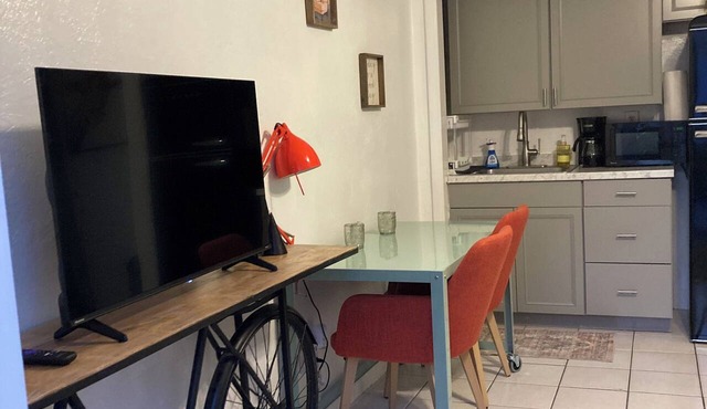 Great Location-4 mil 5th Ave & 1 mil Beaches-Entire Condo w/Modern design