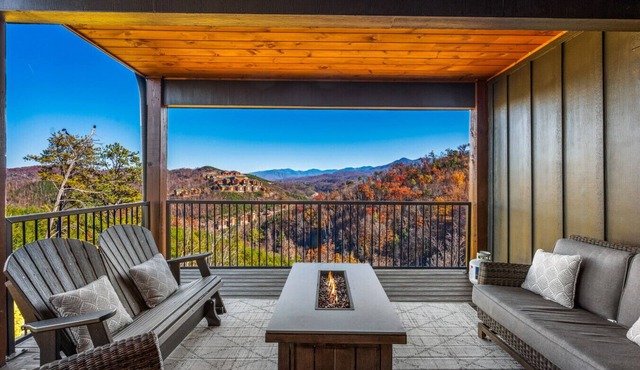 Great Smoky Getaway-LUXURY-Hot Tub-Indoor Pool-Theater!