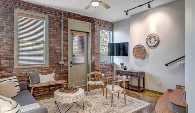 Hidden-Gem 2B Townhouse in Historic Springfield