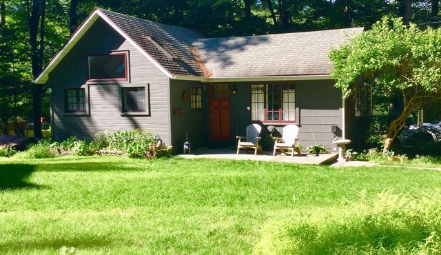 Hidden Pines - Spacious Charming One Bedroom Woodstock Cottage, Walk to Town!