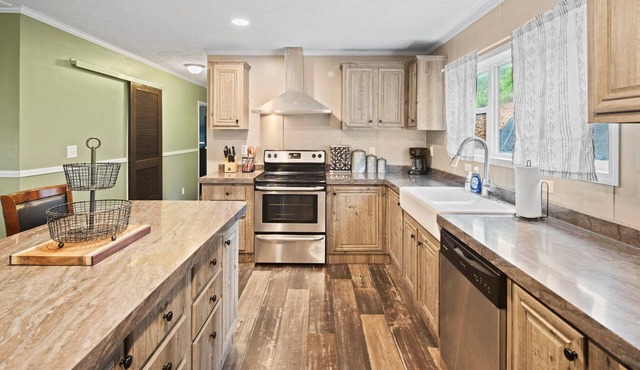 Hillside Gem w/Hot Tub! Sleeps 10. Huge, Family/Dog-Friendly, and Close to DT!