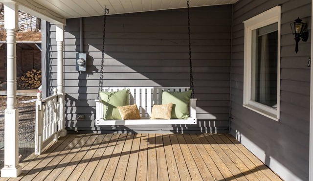 Historic 1874 Krom Cottage: Tranquil Getaway
