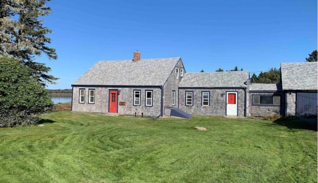 Historic 2-bedroom cottage surrounded by Roque Bluffs State Park-steps to beach