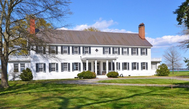 Historic Riverfront Estate 700 Acres, Pool, Dock & Lakes