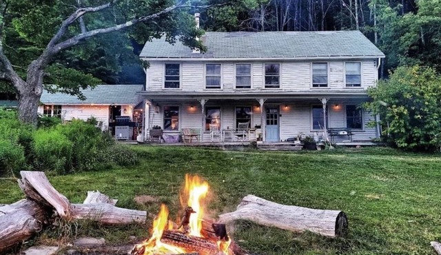 Historical Catskill mountains Farmhouse with Hiking, Fire Pit, Hot Tub, King bed