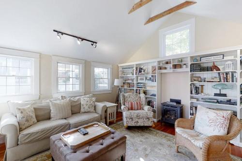 Historical New England home, outdoor shower , Dog-friendly