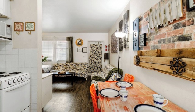Hollywood 1BR Condo: Pets Allowed, BBQ & Parking